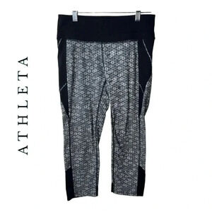 0677. ATHLETA‎ CROPPED LEGGINGS SIZE SMALL BLACK AND WHITE IN COLOR